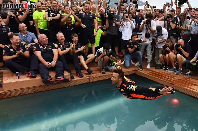 Foto zur News: Es ist schon Tradition so: Gewinnst du als Red-Bull-Fahrer in Monaco, musst du in den Swimmingpool der Energy-Station! Daniel Ricciardo springt ...