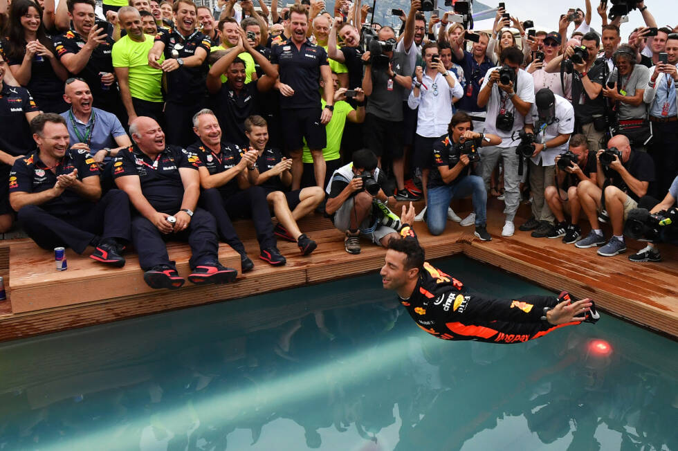 Foto zur News: Es ist schon Tradition so: Gewinnst du als Red-Bull-Fahrer in Monaco, musst du in den Swimmingpool der Energy-Station! Daniel Ricciardo springt ...