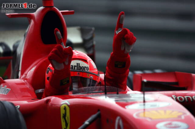 Foto zur News: 1. Oktober 2006: Michael Schumacher gewinnt für Ferrari den Grand Prix von China in Schanghai. Was damals noch niemand ahnt: Der 91. Formel-1-Sieg sollte Schumachers letzter Erfolg werden. Am Jahresende tritt der erfolgreichste Fahrer aller Zeiten zurück. Wir erinnern mit Foto-Highlights an den letzten Schumi-Sieg!