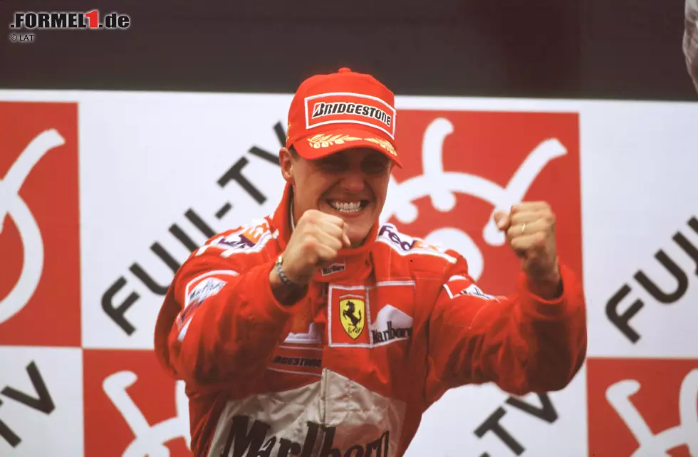 Foto zur News: Am Ziel der Träume: Michael Schumacher hat die 21-jährige Durststrecke von Ferrari beendet und im Jahr 2000 in Suzuka in Japan den Formel-1-WM-Titel für das italienische Traditionsteam gewonnen! Hier sind die Bilder von damals!