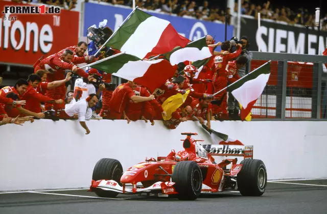 Foto zur News: WM-Titel (7): Diese Bestmarke kennt jeder. 2004 holte Schumacher seinen siebten und letzten WM-Titel - bis heute unerreicht. Aus dem aktuellen Fahrerfeld sind Sebastian Vettel und Lewis Hamilton mit vier Titeln die erfolgreichsten Piloten. Beide könnten "Schumi" damit - selbst wenn alles optimal läuft - frühestens 2021 überflügeln.