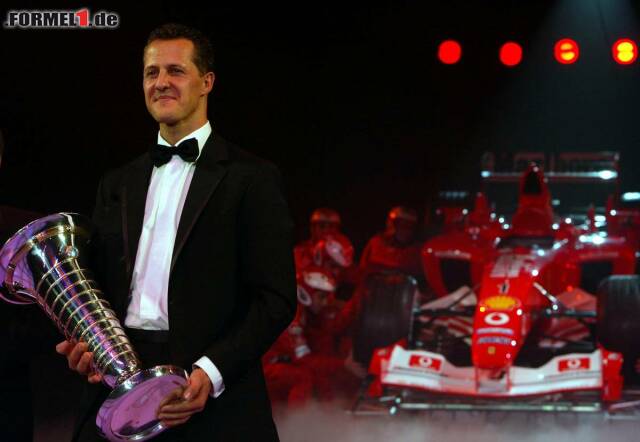 Foto zur News: WM-Titel in Serie (5): Juan Manuel Fangio und Sebastian Vettel holten immerhin vier Titel in Folge, aber Schumachers Serie mit Ferrari zwischen 2000 und 2004 ist einmalig. Um diese Bestmarke zu knacken, müsste Hamilton den Titel jetzt noch fünfmal in Serie gewinnen. Bis mindestens 2022 ist dieser Rekord also sicher.