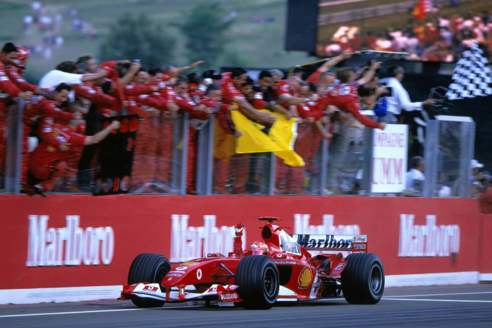 Foto zur News: Siege in einer Saison (13): Diese Bestmarke teilt sich Schumacher mit Vettel. Der Rekordchampion legte 2004 vor, Vettel zog 2013 gleich - allerdings bei einem Saisonrennen mehr. Die bessere Siegquote hat also &quot;Schumi&quot;. Theoretisch kann aber natürlich dieser Rekord schon 2018 fallen.