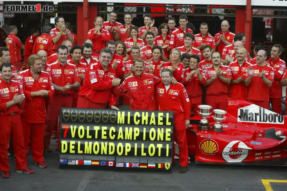 Foto zur News: WM-Titel (7): Diese Bestmarke kennt jeder. 2004 holte Schumacher seinen siebten und letzten WM-Titel - bis heute unerreicht. Aus dem aktuellen Fahrerfeld sind Sebastian Vettel und Lewis Hamilton mit vier Titeln die erfolgreichsten Piloten. Beide könnten &quot;Schumi&quot; damit - selbst wenn alles optimal läuft - frühestens 2021 überflügeln.