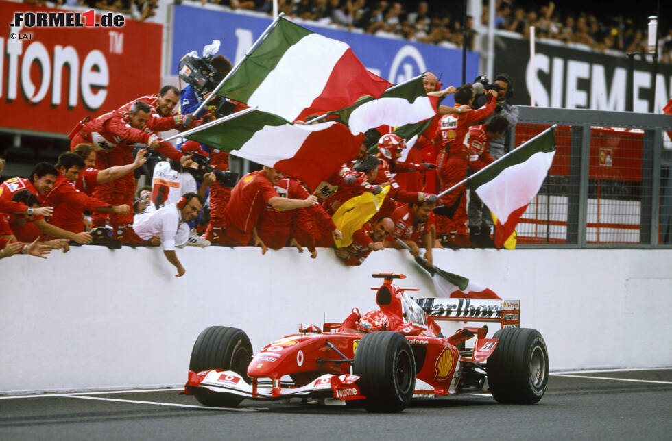 Foto zur News: WM-Titel (7): Diese Bestmarke kennt jeder. 2004 holte Schumacher seinen siebten und letzten WM-Titel - bis heute unerreicht. Aus dem aktuellen Fahrerfeld sind Sebastian Vettel und Lewis Hamilton mit vier Titeln die erfolgreichsten Piloten. Beide könnten &quot;Schumi&quot; damit - selbst wenn alles optimal läuft - frühestens 2021 überflügeln.