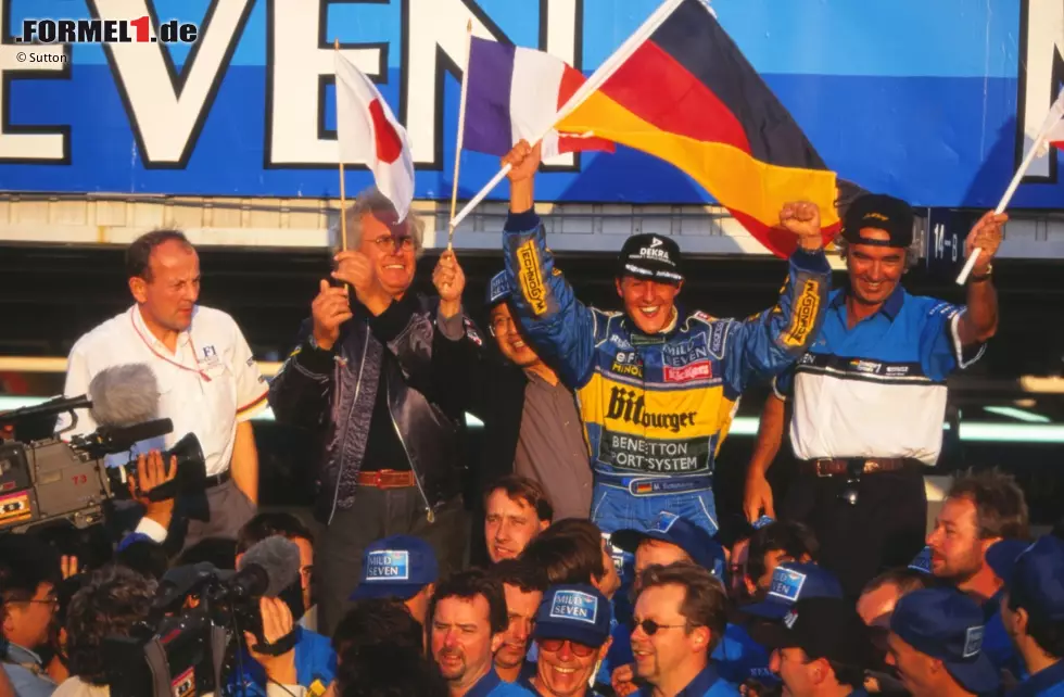 Mit dem Sieg beim Pazifik-Grand-Prix 1995 in Aida machte Benetton-Fahrer Michael Schumacher seinen zweiten WM-Titelgewinn perfekt. Wir erinnern mit Fotohöhepunkten an den denkwürdigen 22. Oktober 1995! Foto zur News: Mit dem Sieg beim Pazifik-Grand-Prix 1995 in Aida machte Benetton-Fahrer Michael Schumacher seinen zweiten WM-Titelgewinn perfekt. Wir erinnern mit Fotohöhepunkten an den denkwürdigen 22. Oktober 1995!