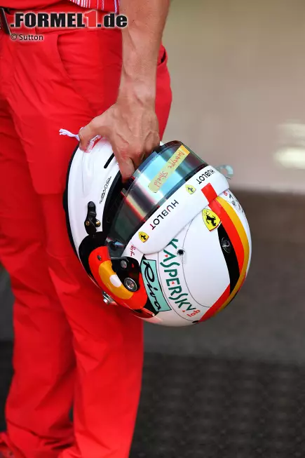 Das gute Stück, das Künstler Christoph Niemann entworfen hat, gibt der Ferrari-Star auch mal aus der Hand ... Foto zur News: Das gute Stück, das Künstler Christoph Niemann entworfen hat, gibt der Ferrari-Star auch mal aus der Hand ...