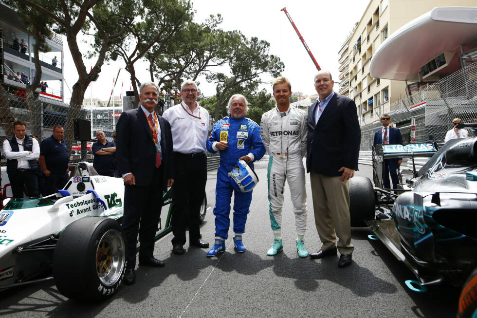 Foto zur News: Fürstlich: Formel-1-Boss Chase Carey und Technik-Boss Ross Brawn sind stolz darauf, einen solch speziellen Showrun auf die Beine gestellt zu haben. Und Fürst Albert scheint es schließlich auch ein Lächeln abgerungen zu haben.