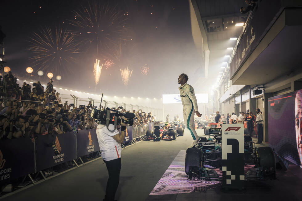 Foto zur News: Lewis Hamilton (1): Für diese Leistung gibt es nur noch ein Wort: Magic! Weltklasse, wie er den Mercedes mit einer der besten Qualifying-Runden in der Formel-1-Geschichte auf die Pole gestellt hat. Und dann im Rennen zwei Stunden lang ultrakonzentriert genau das tat, was er tun musste. Auf dem Weg zum WM-Titel!