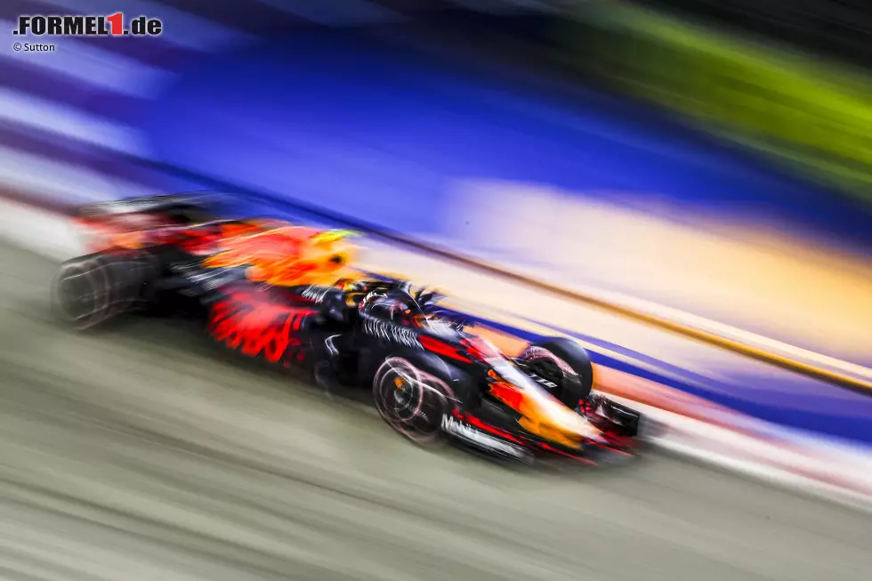 Max Verstappen (1): Wie sehr die Motoraussetzer genervt haben müssen, zeigte sich beim Boxenstopp. Aber Verstappen lieferte sein nach eigenen Angaben bestes Qualifying ab und knüpfte im Rennen nahtlos daran an. Von Vettel überholt zu werden, sehen wir ihm nach, weil er den Ferrari-Star strategisch smart ausgekontert hat. Foto zur News: Max Verstappen (1): Wie sehr die Motoraussetzer genervt haben müssen, zeigte sich beim Boxenstopp. Aber Verstappen lieferte sein nach eigenen Angaben bestes Qualifying ab und knüpfte im Rennen nahtlos daran an. Von Vettel überholt zu werden, sehen wir ihm nach, weil er den Ferrari-Star strategisch smart ausgekontert hat.