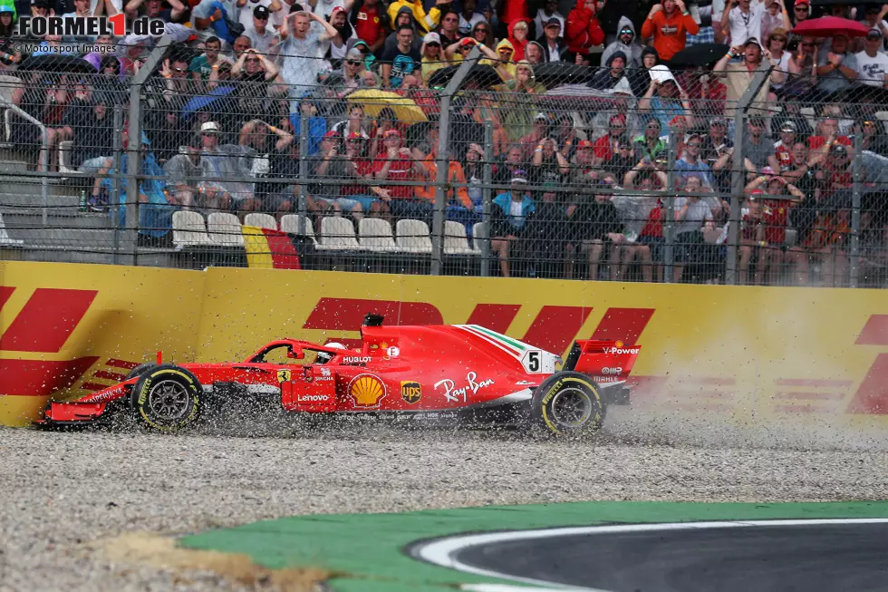 Foto zur News: 10: Es war sicher keiner der spektakulärsten Crashes, aber vielleicht der wichtigste: Sebastian Vettel verschätzt sich auf nasser Strecke in der Sachs-Kurve in Hockenheim. &amp;quot;Sorry, guys&amp;quot;, entschuldigt er sich mit tränenerstickter Stimme. Vielleicht der Wendepunkt in dieser WM.