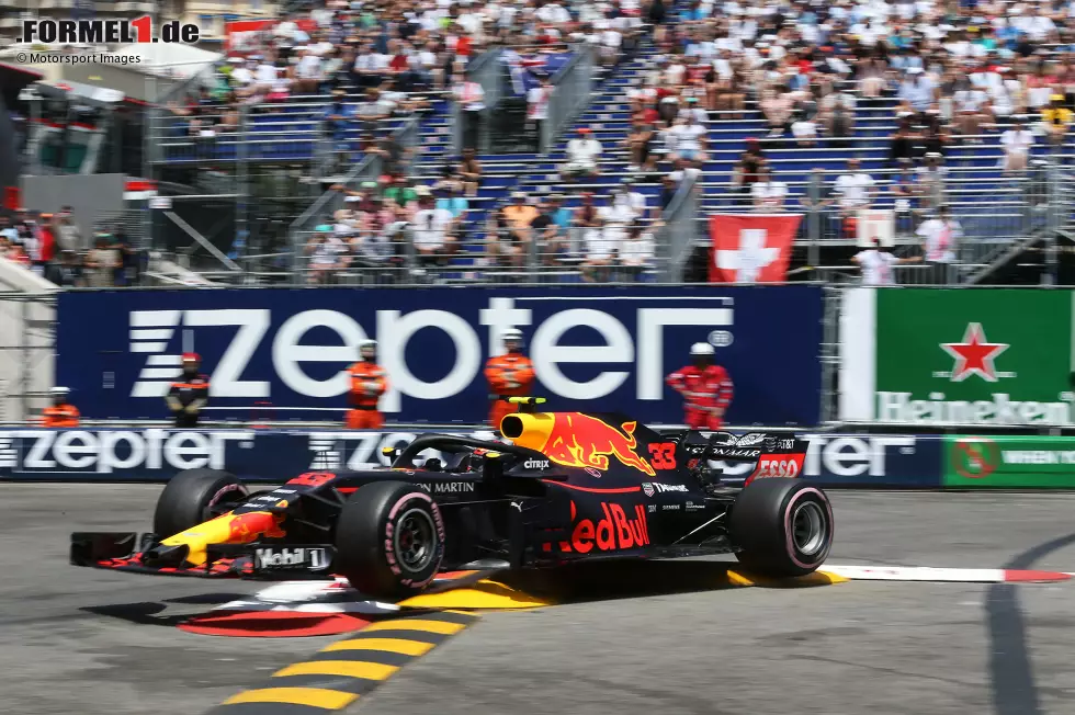 Foto zur News: 8: In Monaco schafft Verstappen das Kunststück, seinen Trainingsunfall von 2016 exakt (!) &quot;nachzustellen&quot;, und zwar wieder im dritten Freien Training: innen am Schwimmbad die Leitplanke touchiert, außen in die Mauer gesegelt. Einige finden: Ein wichtiger Crash für Verstappen, weil er danach etwas ruhiger wurde.