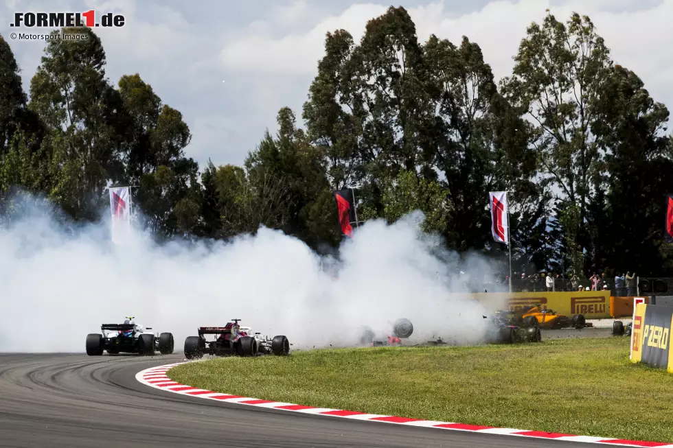 Foto zur News: 7: Romain Grosjean dreht sich am Start in Barcelona. Kann passieren. Dass er aber Gas gegeben hat und auf die Strecke zurückgefahren ist, nimmt ihm Nico Hülkenberg übel: &quot;Der Kollege Grosjean muss einfach mal ein bisschen Zielwasser trinken!&quot; Bereits zuvor in Baku war Grosjean hinter dem Safety-Car abgeflogen ...