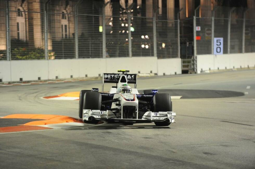 Foto zur News: Alles hat ein Ende: Als Lewis Hamilton in Österreich ausfiel, riss seine 33 Rennen währende Serie von Grands Prix mit WM-Punkten. Genug um den alten Rekord Kimi Räikkönens (27) zu knacken, aber nicht so ausdauernd wie Nick Heidfeld, der zwischen 2007 und 2009 bei 41 Rennen in Serie das Ziel erreichte.