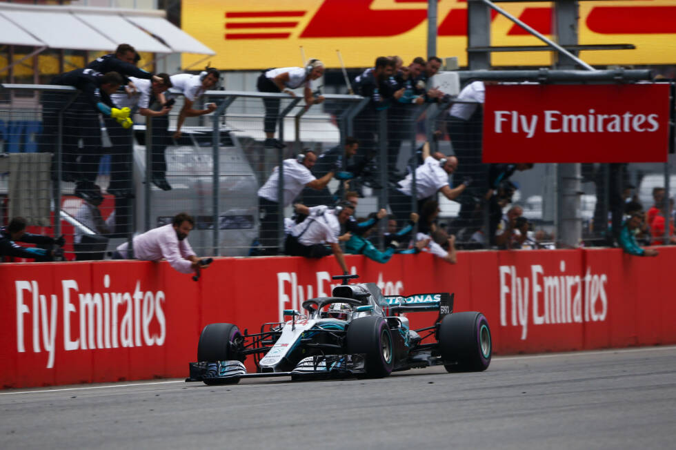 Foto zur News: Comeback-König: Lewis Hamilton siegte in Deutschland zum fünften Mal nach einem Start außerhalb der Top 10 - neuer Rekord. Das Kunststück, es von Platz 14 oder schlechter kommend auf die oberste Stufe des Podests zu schaffen, hatte davor zuletzt Fernando Alonso beim &quot;Crashgate&quot;-Rennen 2008 in Singapur vollführt.