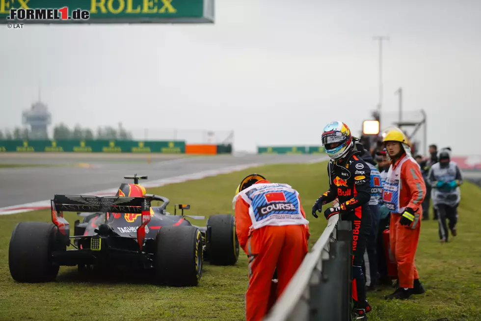 Australischer Pechvogel: Überhaupt war es eine durchwachsene Saison für Ricciardo. Mit acht Ausfällen (die wenigsten selbst verschuldet) toppte er Lewis Hamiltons "Bestmarke" für die seit 2014 währende Ära der Turbo-Hybrid-Motoren. Er hatte bis 2018 insgesamt nur siebenmal frühzeitig Feierabend. Foto zur News: Australischer Pechvogel: Überhaupt war es eine durchwachsene Saison für Ricciardo. Mit acht Ausfällen (die wenigsten selbst verschuldet) toppte er Lewis Hamiltons "Bestmarke" für die seit 2014 währende Ära der Turbo-Hybrid-Motoren. Er hatte bis 2018 insgesamt nur siebenmal frühzeitig Feierabend.