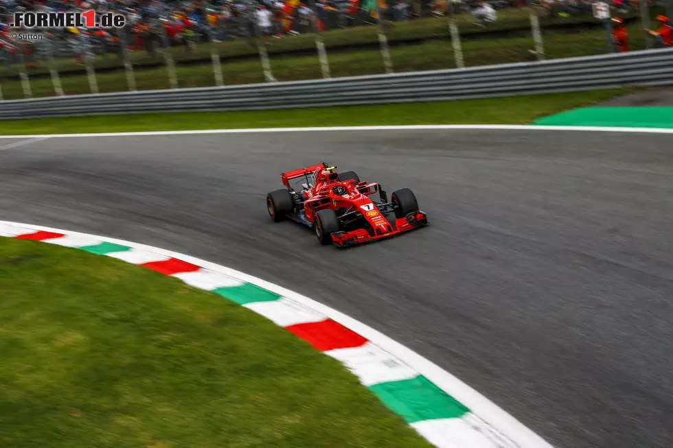 Foto zur News: Schnell, schneller, Kimi Räikkönen: Der Finne sorgte mit seiner Pole-Runde in Monza für den schnellsten offiziellen Umlauf in einem Formel-1-Rennwagen. 263,587 km/h Durchschnittsgeschwindigkeit toppten den bisherigen Bestwert von Juan Pablo Montoya (262,242 km/h), den er 2004 an gleicher Stelle in einem BMW-Williams aufgestellt hatte.