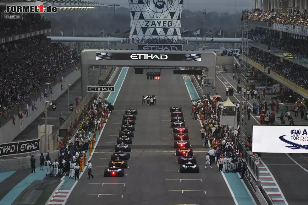 Salomonisches Ende: Erstmals in der Geschichte der Formel 1 sammelte jeder bei einem Grand Prix gestartete Pilot mindestens einen WM-Punkt. Der Statistik kommt zugute, dass alle 20 Fahrer alle 20 Rennen bestritten. Sergei Sirotkin (Williams) verdankt seinen einzigen Zähler aber nur der Romain-Grosjean-Disqualifikation in Monza. Foto zur News: Salomonisches Ende: Erstmals in der Geschichte der Formel 1 sammelte jeder bei einem Grand Prix gestartete Pilot mindestens einen WM-Punkt. Der Statistik kommt zugute, dass alle 20 Fahrer alle 20 Rennen bestritten. Sergei Sirotkin (Williams) verdankt seinen einzigen Zähler aber nur der Romain-Grosjean-Disqualifikation in Monza.