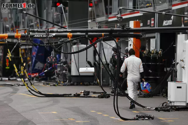Nach dem Ausfall Fernando Alonsos (McLaren) haben nur noch zwei Fahrer alle Rennen 2018 unter den Top 10 beendet: Hamilton und Vettel. Romain Grosjean (Haas) und Sergei Sirotkin (Williams) sind nach sechs Grands Prix die einzigen Piloten Fahrer ohne WM-Punkte. Foto zur News: Nach dem Ausfall Fernando Alonsos (McLaren) haben nur noch zwei Fahrer alle Rennen 2018 unter den Top 10 beendet: Hamilton und Vettel. Romain Grosjean (Haas) und Sergei Sirotkin (Williams) sind nach sechs Grands Prix die einzigen Piloten Fahrer ohne WM-Punkte.