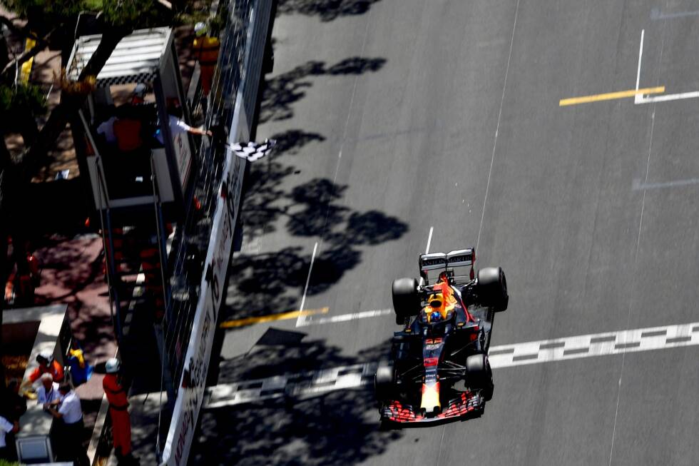 Foto zur News: Daniel Ricciardo (Red Bull) holte die zweite Pole-Position seiner Karriere. Schon die erste war ihm 2016 in Monaco geglückt. Seine Rundenzeit von 1:10.810 Minuten markierte einen neuen Streckenrekord - 1,368 Sekunden schneller als als Kimi Räikkönen (Ferrari) im Qualifying des Vorjahres.