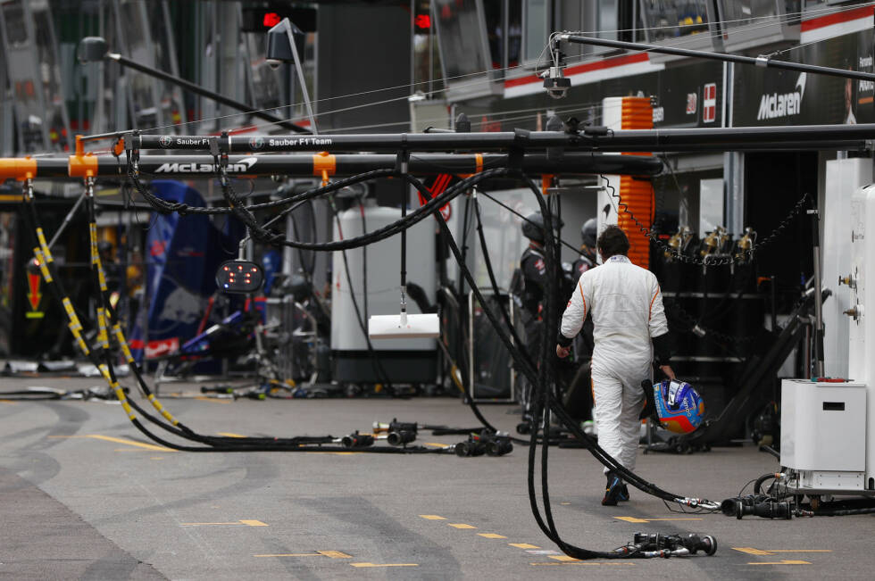 Foto zur News: Nach dem Ausfall Fernando Alonsos (McLaren) haben nur noch zwei Fahrer alle Rennen 2018 unter den Top 10 beendet: Hamilton und Vettel. Romain Grosjean (Haas) und Sergei Sirotkin (Williams) sind nach sechs Grands Prix die einzigen Piloten Fahrer ohne WM-Punkte.