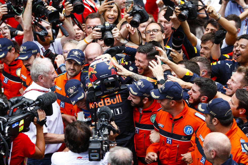 Foto zur News: Für Red Bull war der Monaco-Grand-Prix das 250. Rennen seit der Teamgründung. Die Österreicher feierten ihren 57. Sieg. Schon zum 100. und zum 150. Geburtstag gab es einen großen Pokal, nämlich 2010 in Ungarn durch Webber und 2013 in Bahrain durch Sebastian Vettel.