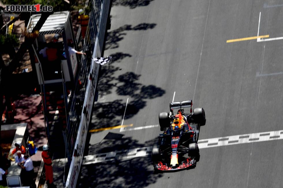 Foto zur News: Daniel Ricciardo (Red Bull) holte die zweite Pole-Position seiner Karriere. Schon die erste war ihm 2016 in Monaco geglückt. Seine Rundenzeit von 1:10.810 Minuten markierte einen neuen Streckenrekord - 1,368 Sekunden schneller als als Kimi Räikkönen (Ferrari) im Qualifying des Vorjahres.
