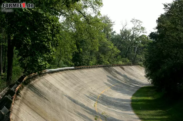 Foto zur News: Die legendären Steilkurven von Monza: Zwischen 1955 und 1961 fuhr die Formel 1 insgesamt vier Mal auf der 10-Kilometer-Variante mit zwei Steilkurven. Hier ist unsere Bilder-Zeitreise durch die Historie dieser Passagen und was heute davon übrig ist!