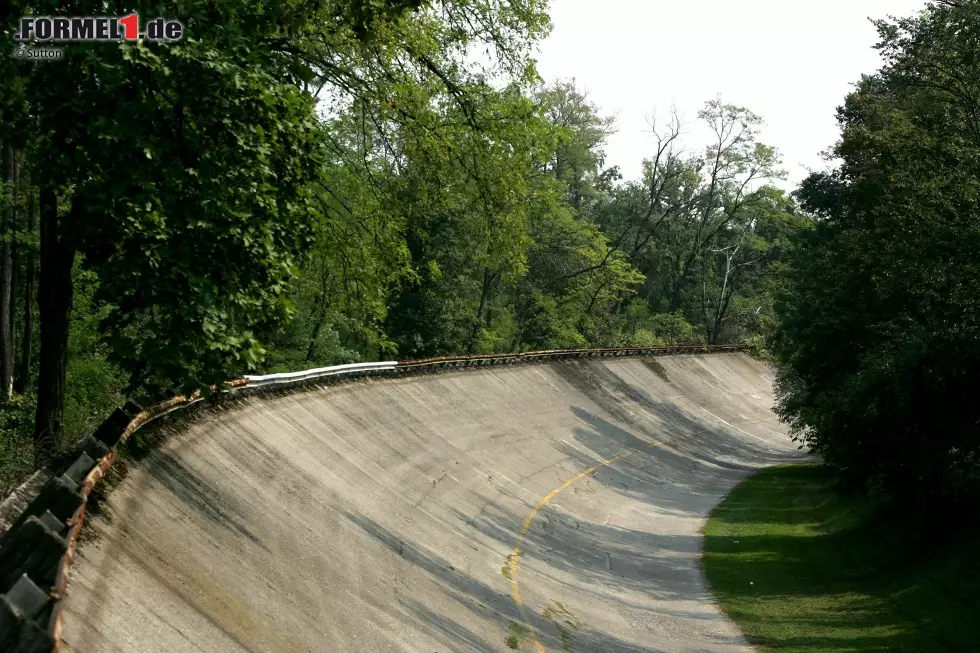 Foto zur News: Die legendären Steilkurven von Monza: Zwischen 1955 und 1961 fuhr die Formel 1 insgesamt vier Mal auf der 10-Kilometer-Variante mit zwei Steilkurven. Hier ist unsere Bilder-Zeitreise durch die Historie dieser Passagen und was heute davon übrig ist!