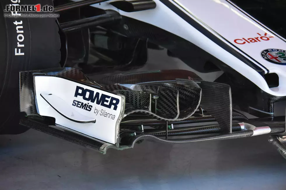 Foto zur News: Nahaufnahme des Sauber-Frontflügels. Gut zu erkennen, wie groß der Luftaufnahmeschacht des sogenannten &quot;S-Duct&quot; wirklich ist.