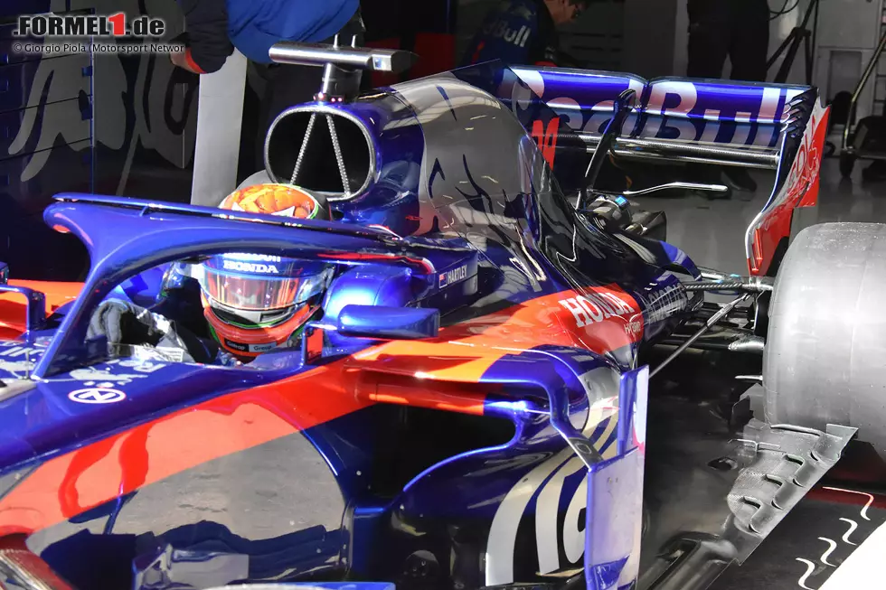 Toro Rosso hat am sechsten Tag der Wintertests einen neuen T-Flügel eingeführt. Dieser ist gebogen, an der Halterung des Heckflügels montiert und nutzt den Spielraum des überarbeiteten Reglements. Foto zur News: Toro Rosso hat am sechsten Tag der Wintertests einen neuen T-Flügel eingeführt. Dieser ist gebogen, an der Halterung des Heckflügels montiert und nutzt den Spielraum des überarbeiteten Reglements.