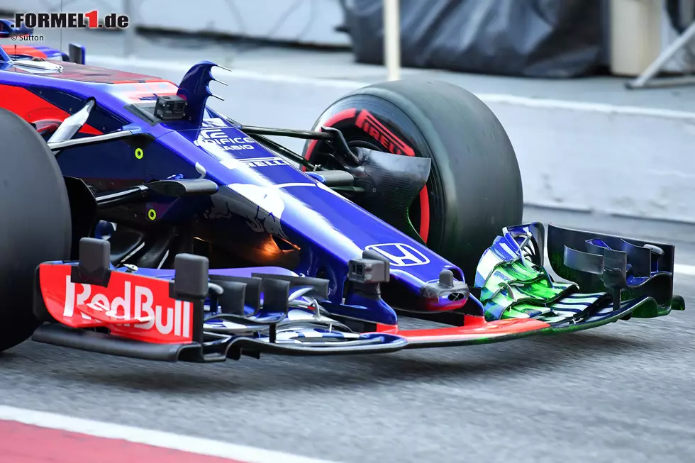Foto zur News: Frontflügel des Toro Rosso STR13 mit grüner FloViz-Farbe.