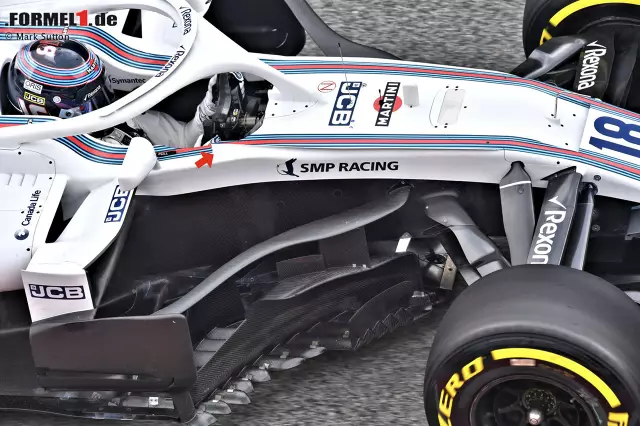Aus der Vogelperspektive ist gut zu erkennen, wie sich Williams bei Mercedes hat inspirieren lassen, um den Bereich der seitlichen Windabweiser zu designen. Seitlich des Cockpits kamen zudem kleine senkrechte Luftleitbleche dazu (roter Pfeil). Auch damit wird versucht, die aerodynamischen Nachteile von Halo auszugleichen. Foto zur News: Aus der Vogelperspektive ist gut zu erkennen, wie sich Williams bei Mercedes hat inspirieren lassen, um den Bereich der seitlichen Windabweiser zu designen. Seitlich des Cockpits kamen zudem kleine senkrechte Luftleitbleche dazu (roter Pfeil). Auch damit wird versucht, die aerodynamischen Nachteile von Halo auszugleichen.