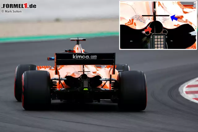 Der Auspuff des McLaren MCL33 ist leicht nach oben gekrümmt, sodass die ausströmenden Abgase auf die aerodynamischen Flächen am Heck des Fahrzeugs treffen. Aus aerodynamischer Sicht entsteht so gewissermaßen ein "Dialog" zwischen Heckflügel und Diffusor. Interessant zu sehen ist auch: Die Heckflügel-Halterung kreuzt das Auspuffrohr. Foto zur News: Der Auspuff des McLaren MCL33 ist leicht nach oben gekrümmt, sodass die ausströmenden Abgase auf die aerodynamischen Flächen am Heck des Fahrzeugs treffen. Aus aerodynamischer Sicht entsteht so gewissermaßen ein "Dialog" zwischen Heckflügel und Diffusor. Interessant zu sehen ist auch: Die Heckflügel-Halterung kreuzt das Auspuffrohr.