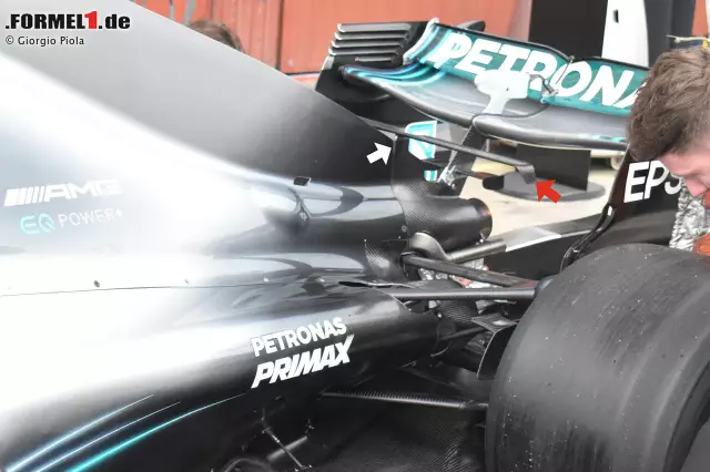 Eigentlich wurden die sogenannten T-Flügel zur Formel-1-Saison 2018 abgeschafft, doch bei Mercedes taucht dieses Zusatzelement wieder auf - allerdings in kleinerer Form als bisher und an anderer Stelle: Am Ende der Motorhaube ist der waagrechte Flügel zu erkennen (weißer Pfeil). Seitlich sind kleine Endplatten angebracht. Foto zur News: Eigentlich wurden die sogenannten T-Flügel zur Formel-1-Saison 2018 abgeschafft, doch bei Mercedes taucht dieses Zusatzelement wieder auf - allerdings in kleinerer Form als bisher und an anderer Stelle: Am Ende der Motorhaube ist der waagrechte Flügel zu erkennen (weißer Pfeil). Seitlich sind kleine Endplatten angebracht.
