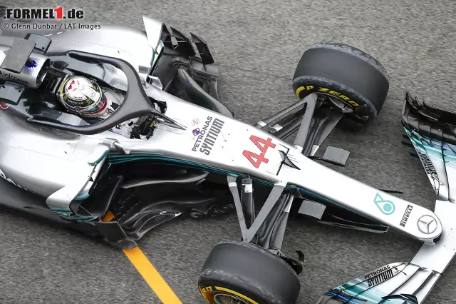 Mercedes fuhr schon in der Vergangenheit mit sehr komplex aufgebauten seitlichen Windabweisern, doch am W09 ist das Konstrukt noch einmal komplizierter geworden: mehr Flächen, mehr Einschnitte, mehr Aero-Leistung. Mercedes hat das Designkonzept noch einmal verfeinert. Foto zur News: Mercedes fuhr schon in der Vergangenheit mit sehr komplex aufgebauten seitlichen Windabweisern, doch am W09 ist das Konstrukt noch einmal komplizierter geworden: mehr Flächen, mehr Einschnitte, mehr Aero-Leistung. Mercedes hat das Designkonzept noch einmal verfeinert.