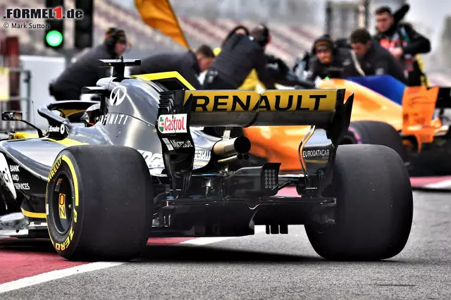 Die Auspuffendrohe am Renault sind aggressiv nach oben gerichtet, sodass die ausströmenden Abgase noch besser den Heckflügel anströmen können. Foto zur News: Die Auspuffendrohe am Renault sind aggressiv nach oben gerichtet, sodass die ausströmenden Abgase noch besser den Heckflügel anströmen können.