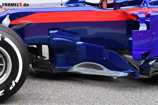 Die Windabweiser am STR13 - und bei den meisten anderen Fahrzeugen der Formel 1 2018 - sind noch einmal deutlich komplexer und zugleich feinteiliger geworden. Auch in diesem Jahr ist mit einer intensiven Weiterentwicklung dieser Bauteile zu rechnen. Foto zur News: Die Windabweiser am STR13 - und bei den meisten anderen Fahrzeugen der Formel 1 2018 - sind noch einmal deutlich komplexer und zugleich feinteiliger geworden. Auch in diesem Jahr ist mit einer intensiven Weiterentwicklung dieser Bauteile zu rechnen.