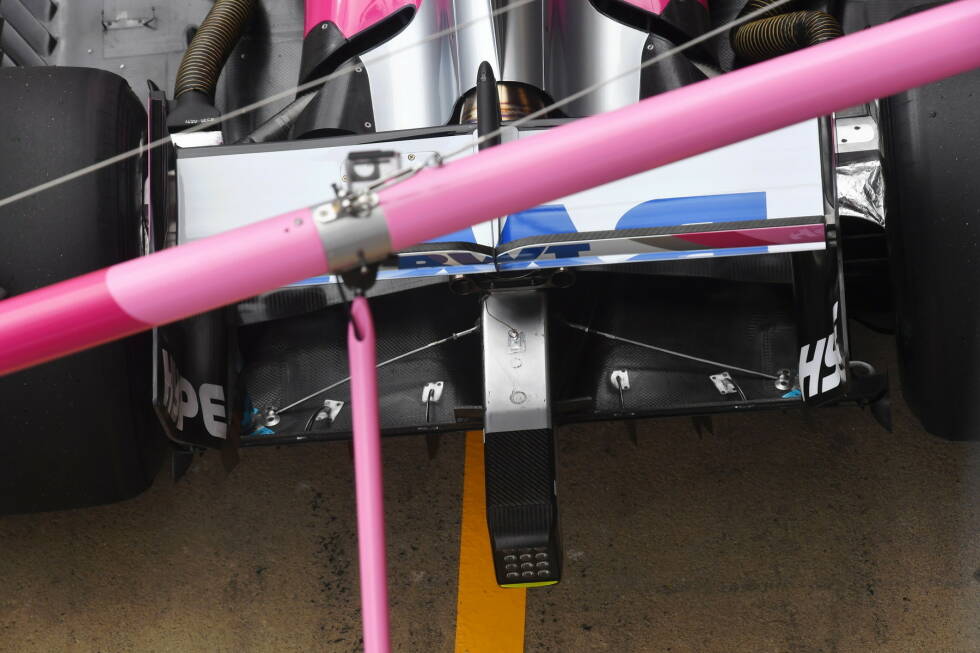 Foto zur News: Diese Aufnahme zeigt sehr schön, wie Force India beim VJM11 am Diffusor auf kleine Haltestreben setzt, um die Gurney-Flaps an der oberen Abschlusskante an Ort und Stelle zu halten. Ebenfalls gut zu erkennen sind der Heckflügel, das zentral liegende Auspuffrohr sowie die hintere Crash-Struktur.