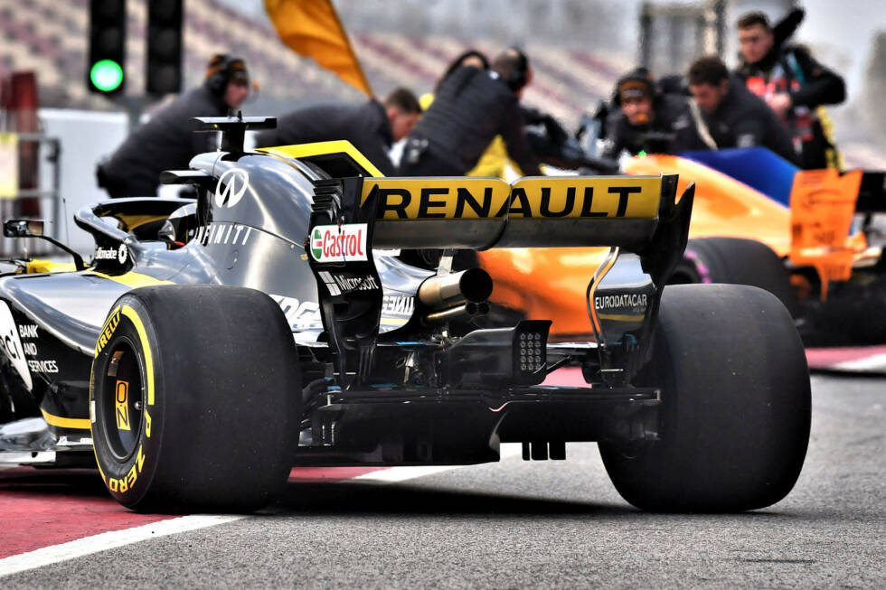 Foto zur News: Die Auspuffendrohe am Renault sind aggressiv nach oben gerichtet, sodass die ausströmenden Abgase noch besser den Heckflügel anströmen können.