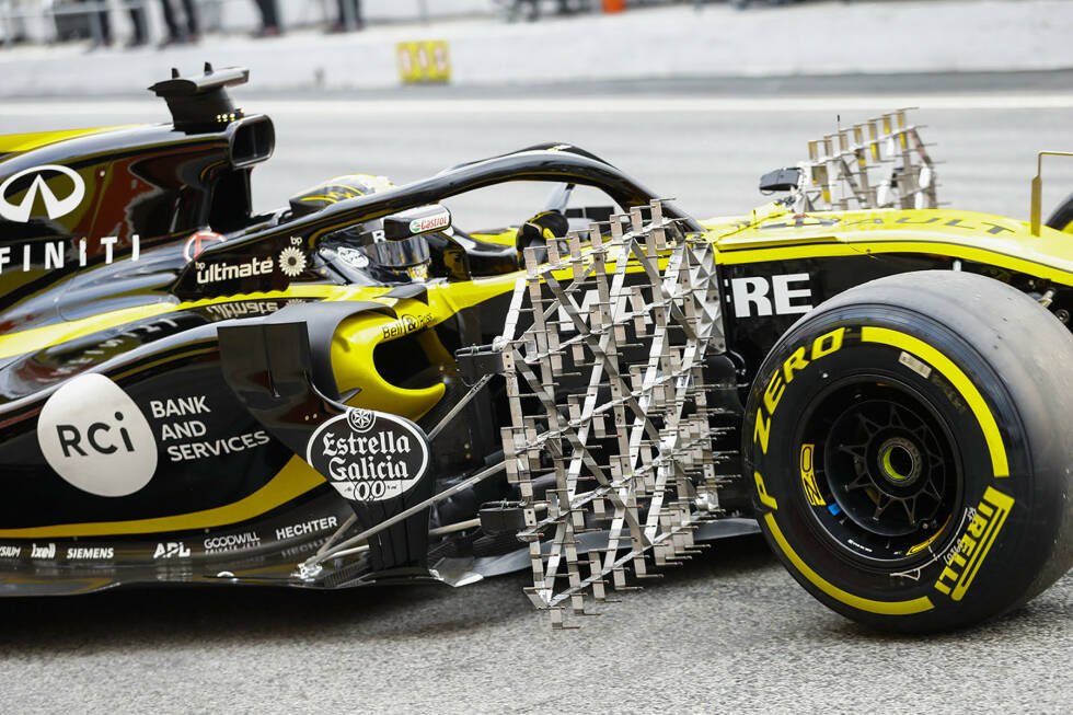 Foto zur News: Eine andere Perspektive auf die Sensoren-&quot;Wand&quot;, die Renault in Barcelona auf die Strecke brachte. Hier ist gut zu erkennen, welch großen Bereich die Messgeräte eigentlich abdecken.