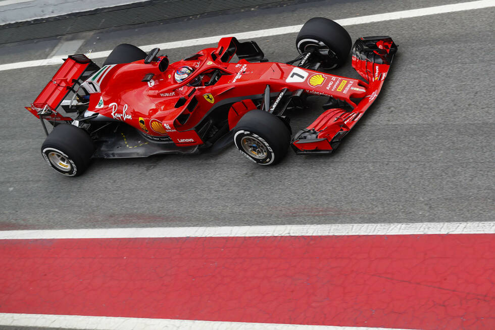 Foto zur News: In diesem Bild sind zahlreiche kleine Sensoren zu erkennen, die Ferrari auf dem Unterboden seitlich der Seitenkästen aufgesetzt hat. Dabei geht es darum, die dort auftretenden Temperaturen zu messen.