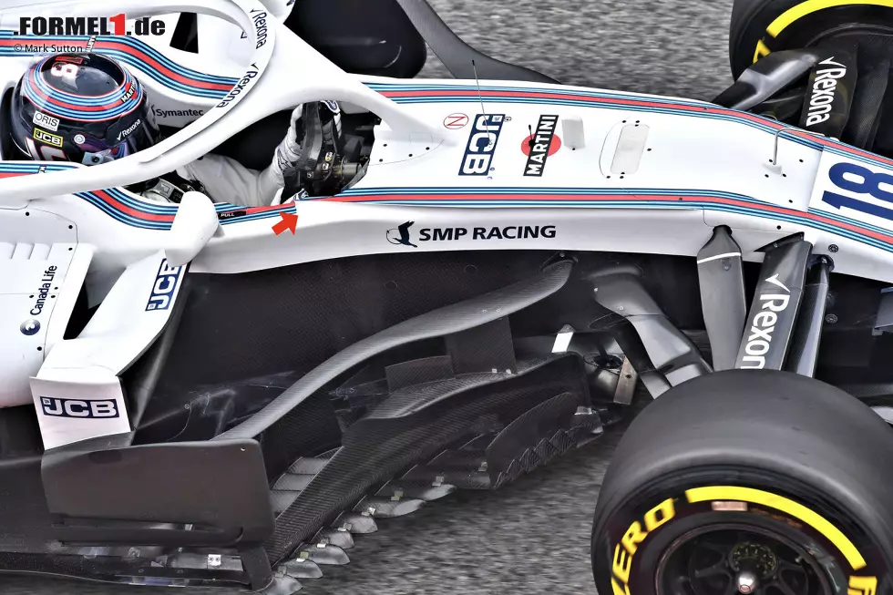 Aus der Vogelperspektive ist gut zu erkennen, wie sich Williams bei Mercedes hat inspirieren lassen, um den Bereich der seitlichen Windabweiser zu designen. Seitlich des Cockpits kamen zudem kleine senkrechte Luftleitbleche dazu (roter Pfeil). Auch damit wird versucht, die aerodynamischen Nachteile von Halo auszugleichen. Foto zur News: Aus der Vogelperspektive ist gut zu erkennen, wie sich Williams bei Mercedes hat inspirieren lassen, um den Bereich der seitlichen Windabweiser zu designen. Seitlich des Cockpits kamen zudem kleine senkrechte Luftleitbleche dazu (roter Pfeil). Auch damit wird versucht, die aerodynamischen Nachteile von Halo auszugleichen.