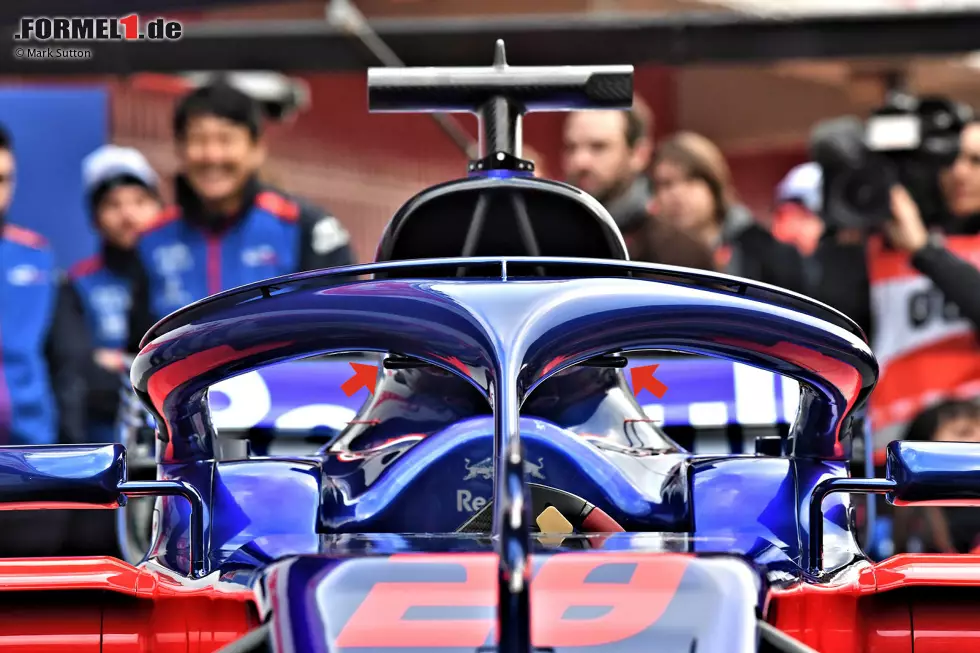 Am Halo von Toro Rosso ist ein vom Reglement erlaubtes Luftleitelement zu sehen. Damit soll die Luft zur Airbox über dem Fahrerkopf und um die Motorhaube herum zum Heckflügel geführt werden. Foto zur News: Am Halo von Toro Rosso ist ein vom Reglement erlaubtes Luftleitelement zu sehen. Damit soll die Luft zur Airbox über dem Fahrerkopf und um die Motorhaube herum zum Heckflügel geführt werden.
