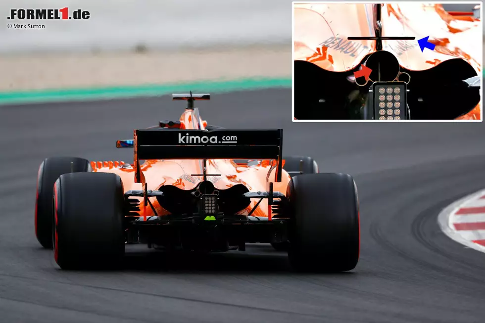 Der Auspuff des McLaren MCL33 ist leicht nach oben gekrümmt, sodass die ausströmenden Abgase auf die aerodynamischen Flächen am Heck des Fahrzeugs treffen. Aus aerodynamischer Sicht entsteht so gewissermaßen ein "Dialog" zwischen Heckflügel und Diffusor. Interessant zu sehen ist auch: Die Heckflügel-Halterung kreuzt das Auspuffrohr. Foto zur News: Der Auspuff des McLaren MCL33 ist leicht nach oben gekrümmt, sodass die ausströmenden Abgase auf die aerodynamischen Flächen am Heck des Fahrzeugs treffen. Aus aerodynamischer Sicht entsteht so gewissermaßen ein "Dialog" zwischen Heckflügel und Diffusor. Interessant zu sehen ist auch: Die Heckflügel-Halterung kreuzt das Auspuffrohr.