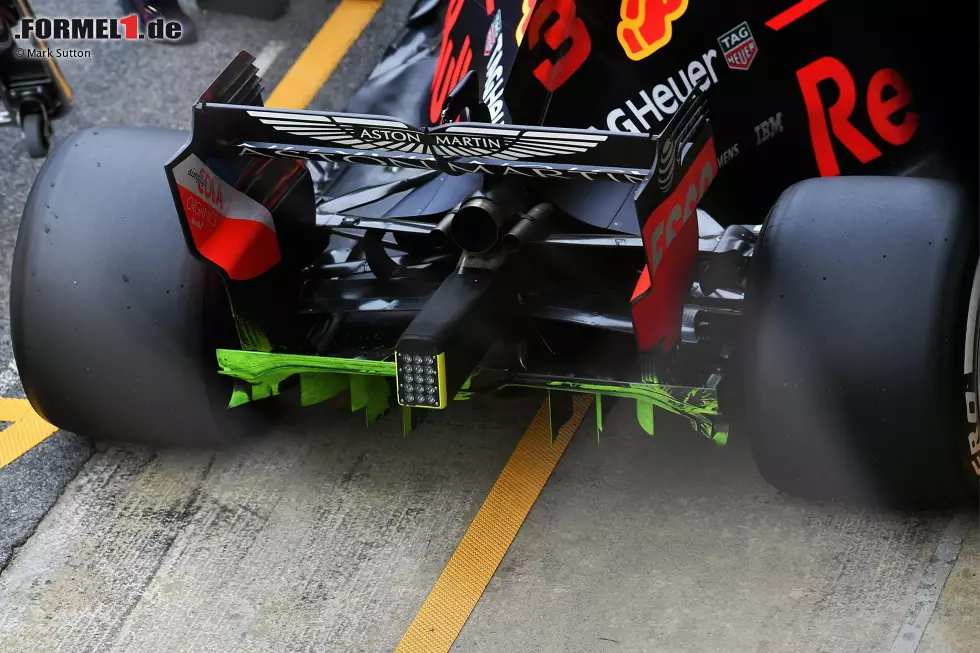 Red Bull hat den Diffusor am Heck des RB14 mit Flow-Viz-Farbe versehen, um den Weg des Luftstroms nachvollziehen und jüngste Entwicklungen auf ihre Tauglichkeit zu testen. Foto zur News: Red Bull hat den Diffusor am Heck des RB14 mit Flow-Viz-Farbe versehen, um den Weg des Luftstroms nachvollziehen und jüngste Entwicklungen auf ihre Tauglichkeit zu testen.