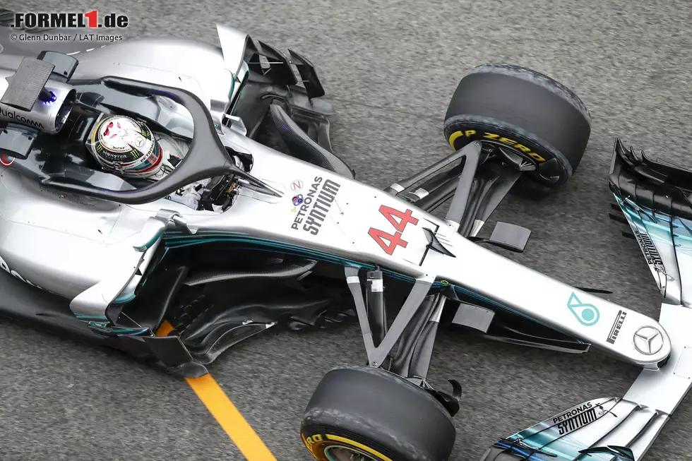 Mercedes fuhr schon in der Vergangenheit mit sehr komplex aufgebauten seitlichen Windabweisern, doch am W09 ist das Konstrukt noch einmal komplizierter geworden: mehr Flächen, mehr Einschnitte, mehr Aero-Leistung. Mercedes hat das Designkonzept noch einmal verfeinert. Foto zur News: Mercedes fuhr schon in der Vergangenheit mit sehr komplex aufgebauten seitlichen Windabweisern, doch am W09 ist das Konstrukt noch einmal komplizierter geworden: mehr Flächen, mehr Einschnitte, mehr Aero-Leistung. Mercedes hat das Designkonzept noch einmal verfeinert.
