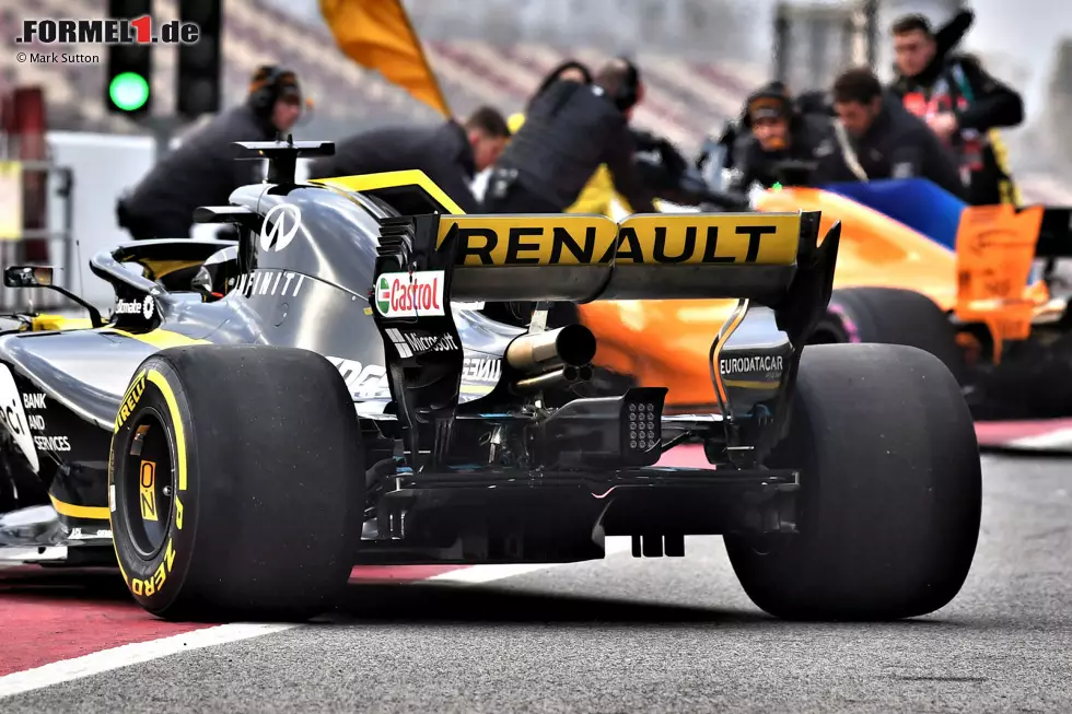 Die Auspuffendrohe am Renault sind aggressiv nach oben gerichtet, sodass die ausströmenden Abgase noch besser den Heckflügel anströmen können. Foto zur News: Die Auspuffendrohe am Renault sind aggressiv nach oben gerichtet, sodass die ausströmenden Abgase noch besser den Heckflügel anströmen können.