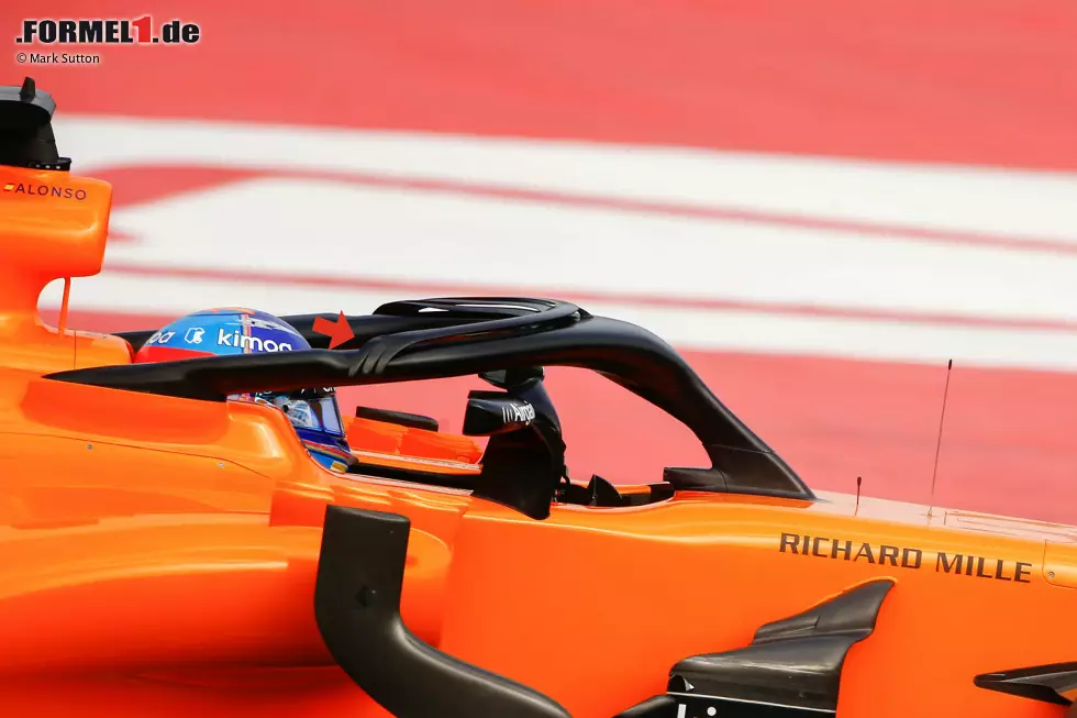 Am Halo-Überrollbügel von McLaren ist ein dreistufiges Luftleitblech zu erkennen. Das Team nutzt damit die Freiheiten des Reglements optimal aus. Dabei geht es um den Luftstrom und wie dieser vom Halo auf die weiteren Bereiche des Autos trifft. Foto zur News: Am Halo-Überrollbügel von McLaren ist ein dreistufiges Luftleitblech zu erkennen. Das Team nutzt damit die Freiheiten des Reglements optimal aus. Dabei geht es um den Luftstrom und wie dieser vom Halo auf die weiteren Bereiche des Autos trifft.