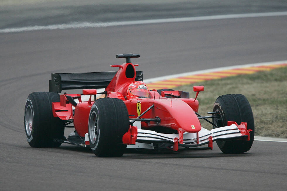 Foto zur News: ... 2006 Ferrari und schickt Schumacher mit &quot;nacktem&quot; Auto zum Shakedown. Die Grands Prix absolviert der Ferrari 248 F1 ...